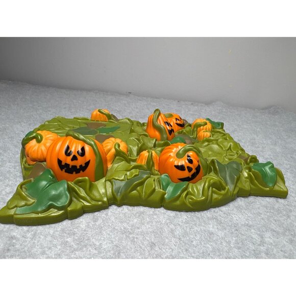 Vintage Peanuts Snoopy Halloween Doghouse Pumpkin Patch Display Figurine 2002 - Picture 4 of 13